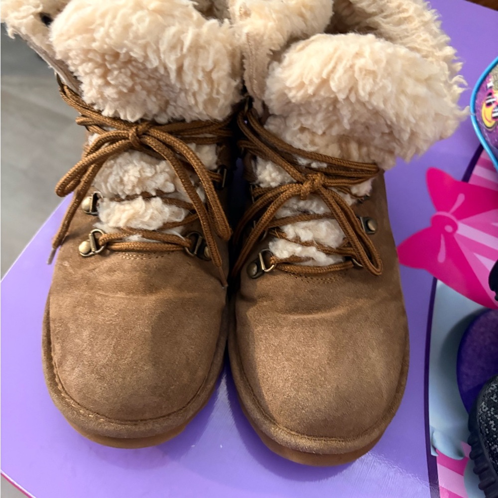 BearPaw women’s  Tan Lace-Up Faux-Shearling Boots size 7